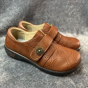 Alegria Joleen Brandy Loafer US 9EU 39 Brown Platform Slip on Leather Tooled